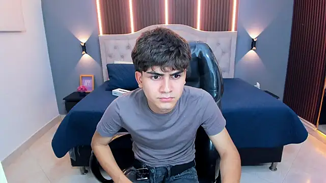 Tommy18__: онлайн-секс-чат