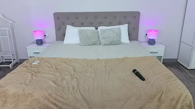 NikkiGoldSide Chat XXX live