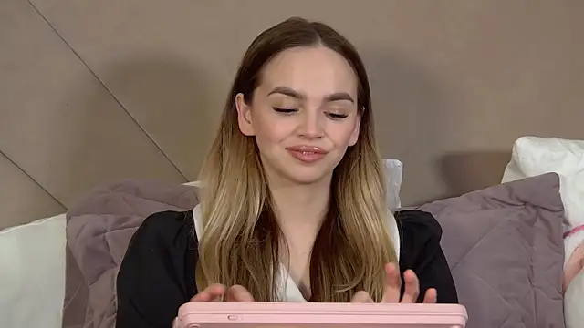 AnitaVenture Adlı Modelin Canlı XXX Sohbeti