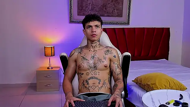 john_mystic: διαδικτυακό σόου στην κάμερα