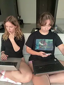 Nura_n_Sarah webcam show