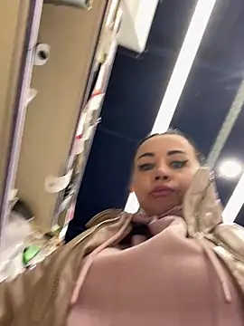 CrazzyChicks Adlı Modelin Canlı XXX Sohbeti