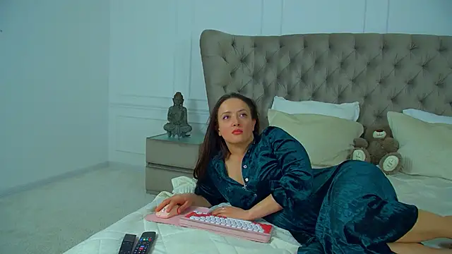 ElinaBellucci Chat XXX live