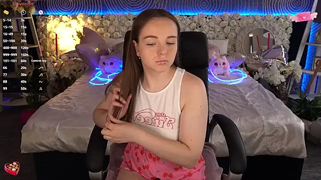 FoxyShy live XXX chat