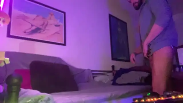 Guyst049 Show in webcam