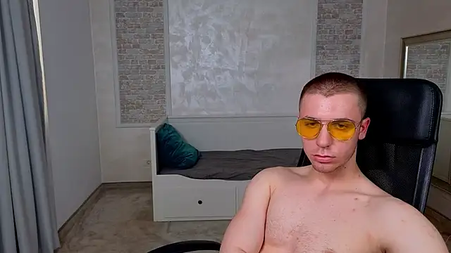 KellenWest: διαδικτυακό σόου στην κάμερα