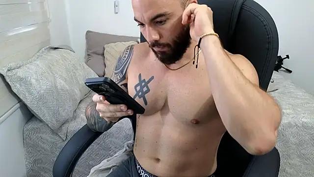 Isaac_Carter Show in webcam