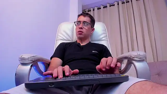 Tommas_Jhonsonn Webbikameraesitys