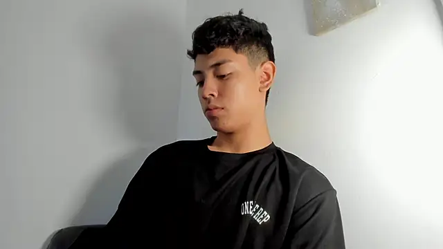 LoganTwink18: διαδικτυακό σόου στην κάμερα