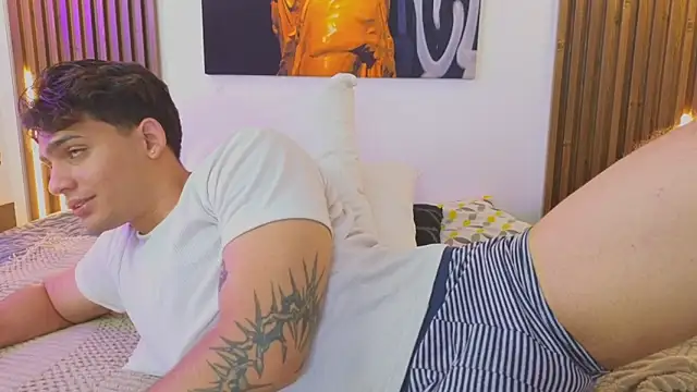 Pertunjukan Kamera Web MrAdonis_