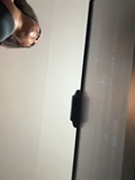 Bootyliciouse21X Webcam show