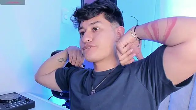 Pokazy przed kamerką – Theo_Rowan