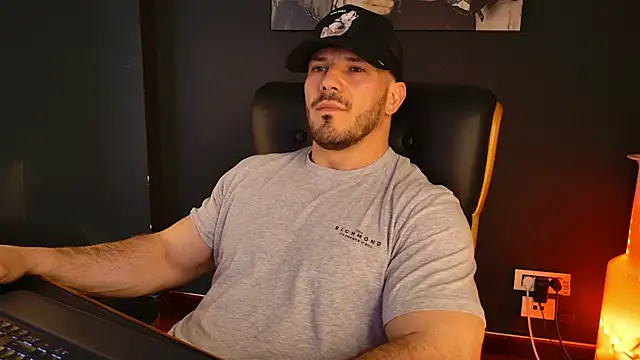 دردشة AngeloEric الجنسية المباشرة