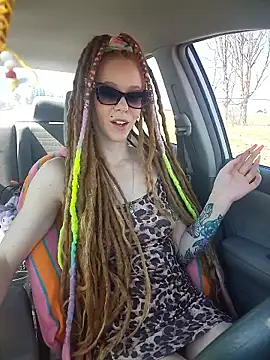 Pokazy przed kamerką – LucidLucy