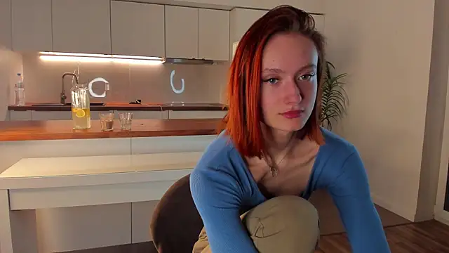 Show modela AlvaCatterton na web-kameri