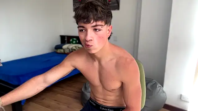 JUSTIN_JHONS: διαδικτυακό σόου στην κάμερα