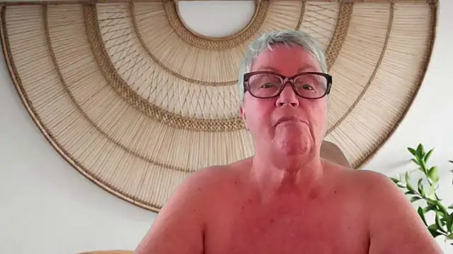 โชว์เว็บแคมของ Mystery-Grandmother