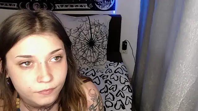 AlienforTwenty live XXX chat