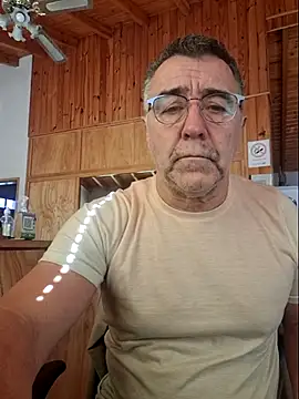 darialmas: διαδικτυακό σόου στην κάμερα