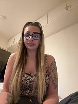 CandyyTemptation's Live XXX Chat