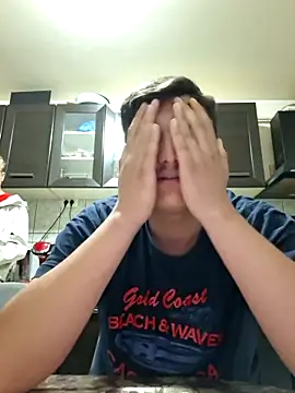 Denis_dns2024: διαδικτυακό σόου στην κάμερα