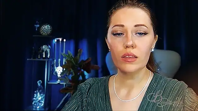 MissBeverlyMills' Live XXX Chat