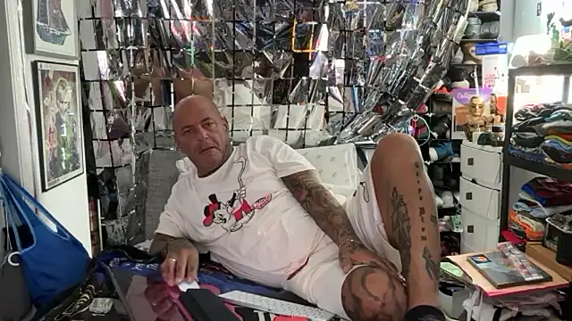 lovetatts64's Webcam Show