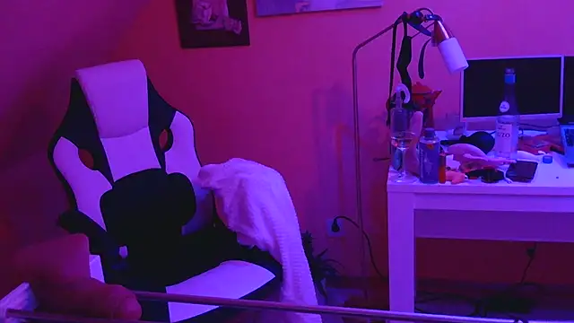 AskAveryAnything Show in webcam