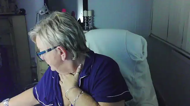 BridgetBlueEyes élő XXX-chatje