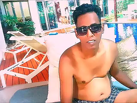 IndianHunk01 élő XXX-chatje