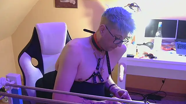 AskAveryAnything Show in webcam