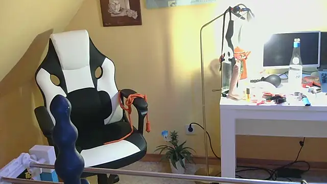 AskAveryAnything Show in webcam