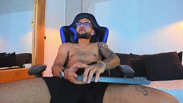 XXX chat uživo modela KyleJoss30