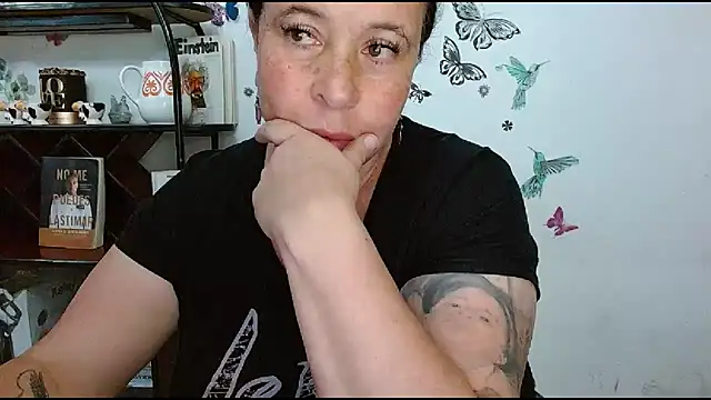 LauraMallioni's Live XXX Chat