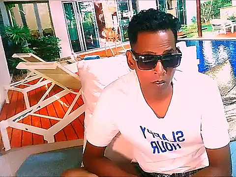 IndianHunk01: διαδικτυακό σόου στην κάμερα
