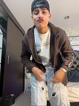 Pertunjukan Kamera Web Lander_Cruz