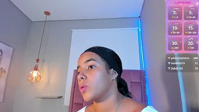 Chat +18 de Roxy_Stonee ao vivo