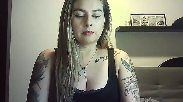 Chatroom XXX en direct de Valery__Rouse_