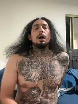 Longmoney444: διαδικτυακό σόου στην κάμερα