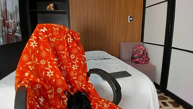 Show modela nahomyrusell na web-kameri