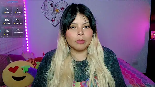 EllieMoonX: διαδικτυακό σόου στην κάμερα