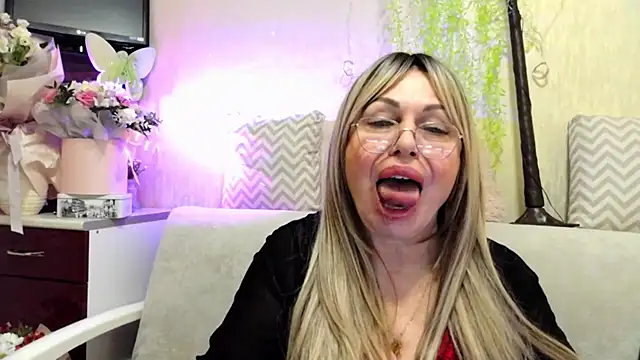 SusieNoreen live XXX chat