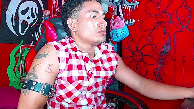 Nikkithebeastx Webcam show