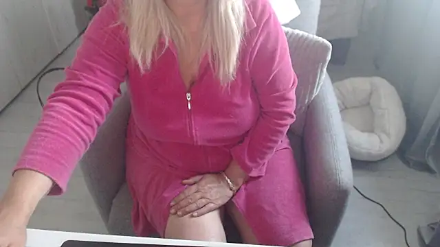 Divineblond live XXX chat