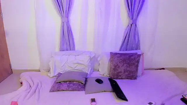 MiaYMolly: онлайн-секс-чат