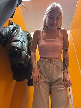 Show modela NewLale na web-kameri