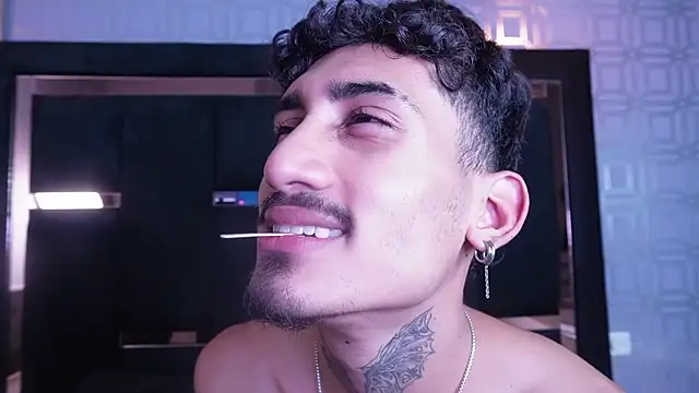 Dark_Eros_ Show in webcam