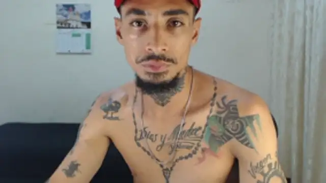 emiliano_hottt élő XXX-chatje