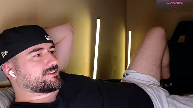 Show modela DominantTheo na web-kameri