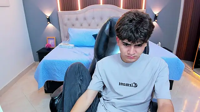 Tommy18__ Adlı Modelin Canlı XXX Sohbeti